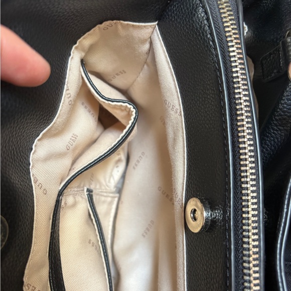 SOLD👻GUESS Los Angeles Black Satchel | Crossbody - Picture 5 of 8